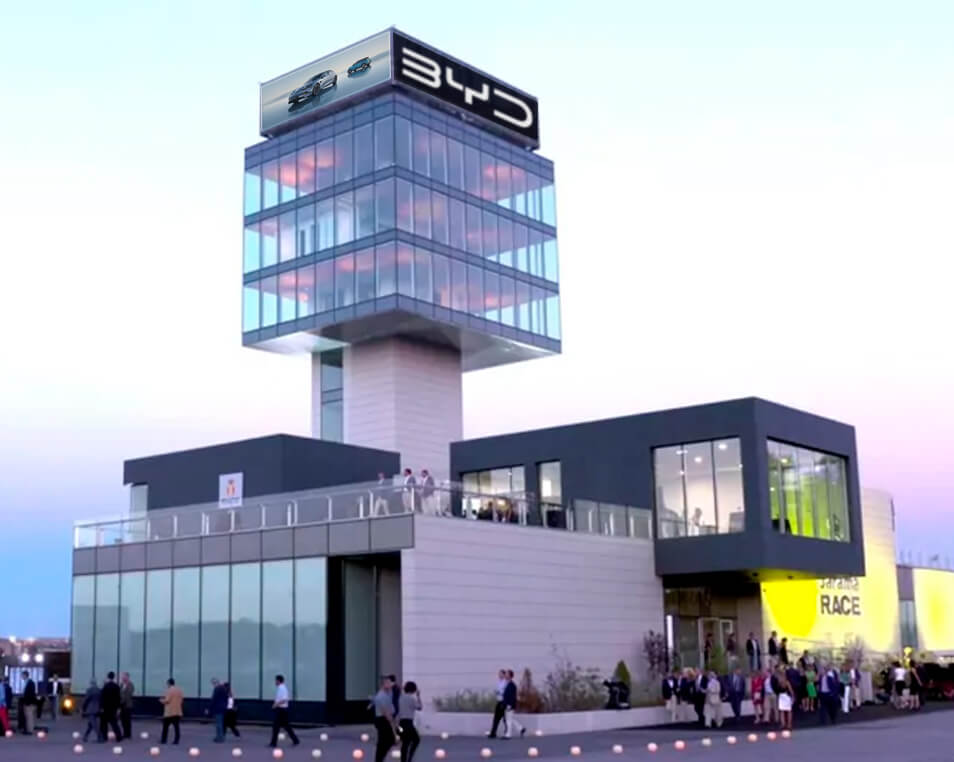 Imagen del circuito de Jarama durante el evento de presentación de BYD, con billboard de la marca visible sobre el edificio principal