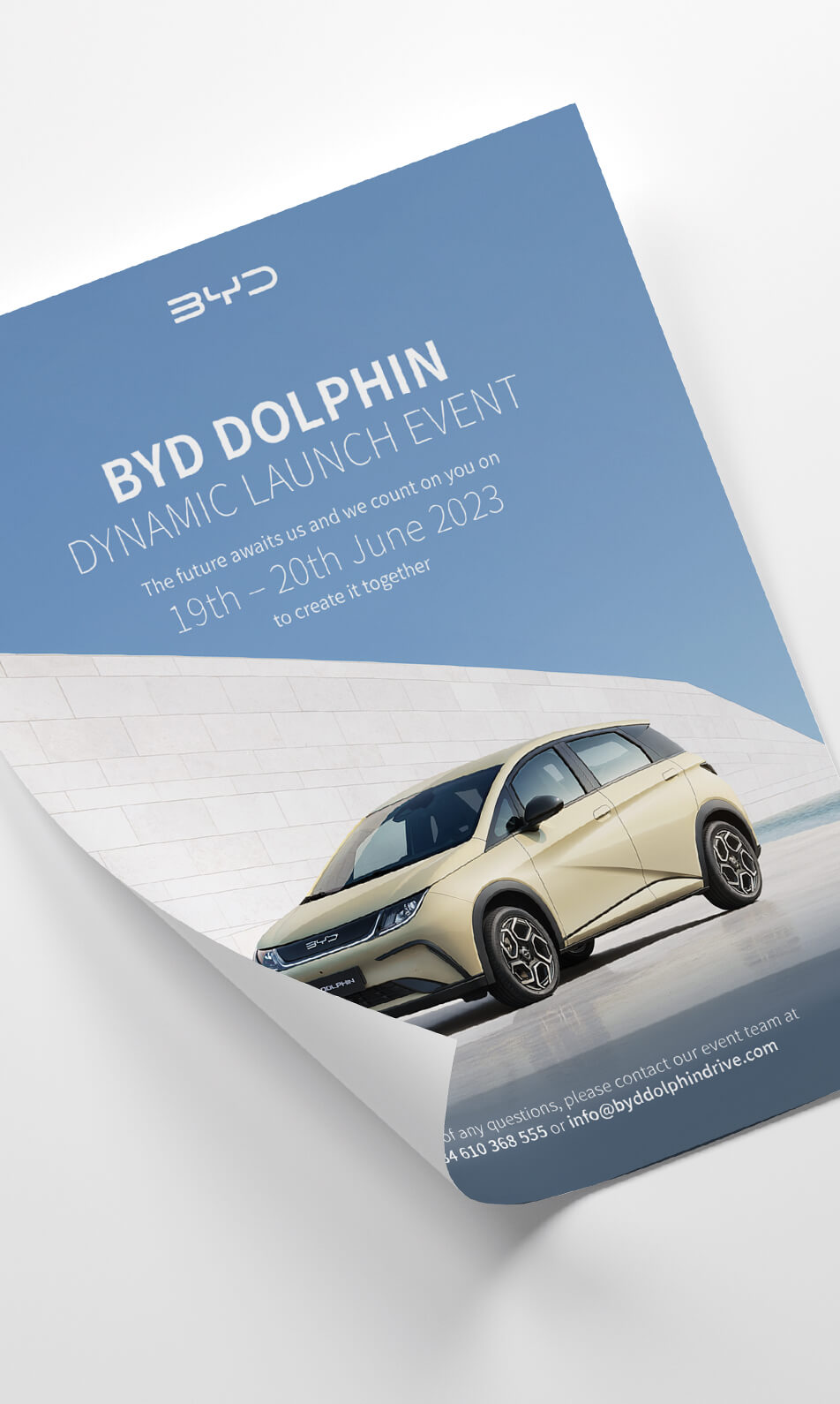 Cartel del evento de lanzamiento BYD DOLPHIN Dynamic Launch Event con imagen del vehículo eléctrico en un fondo minimalista