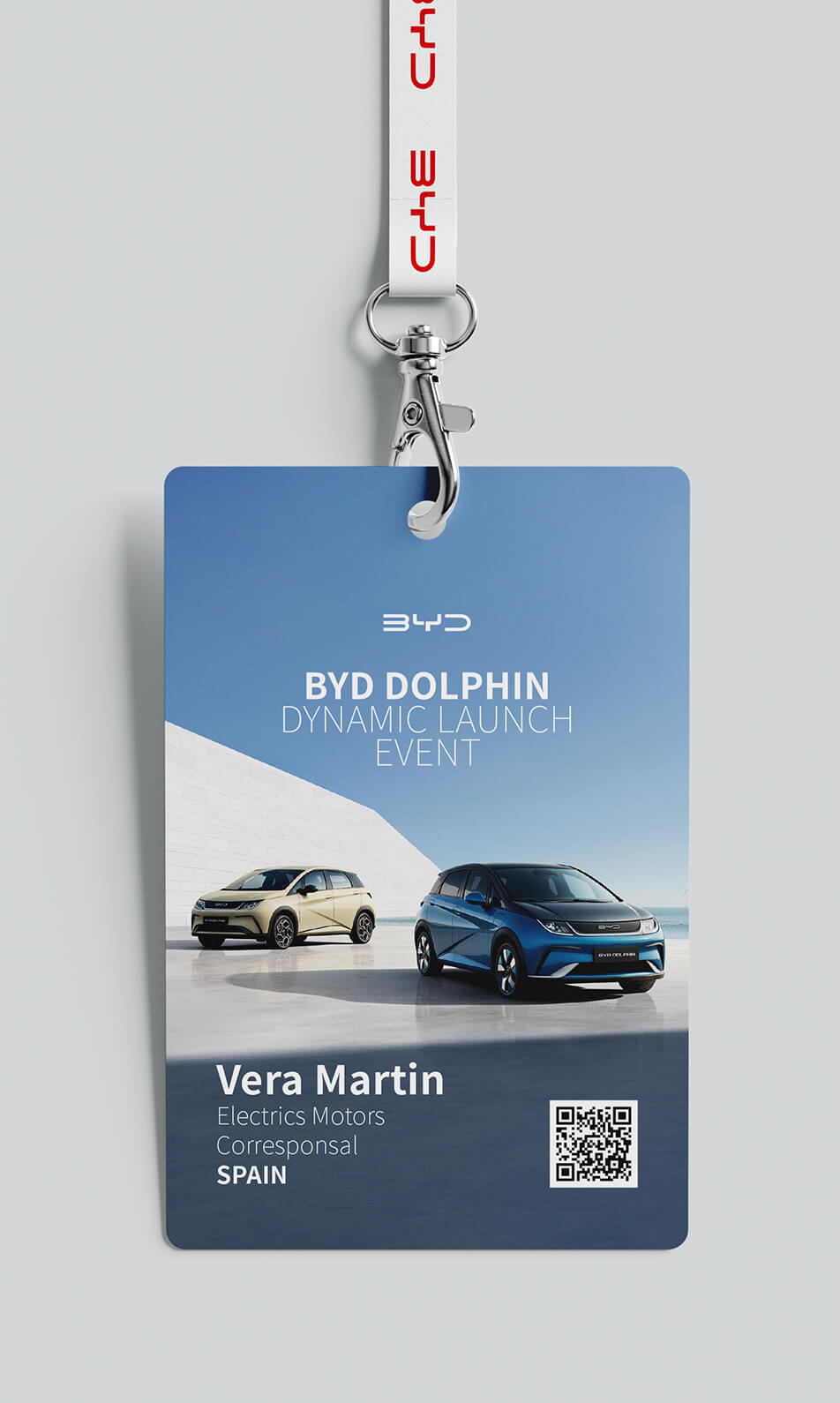 Acreditación personalizada para el evento de lanzamiento BYD Dolphin con imágenes de dos autos y cordón con logotipo de BYD