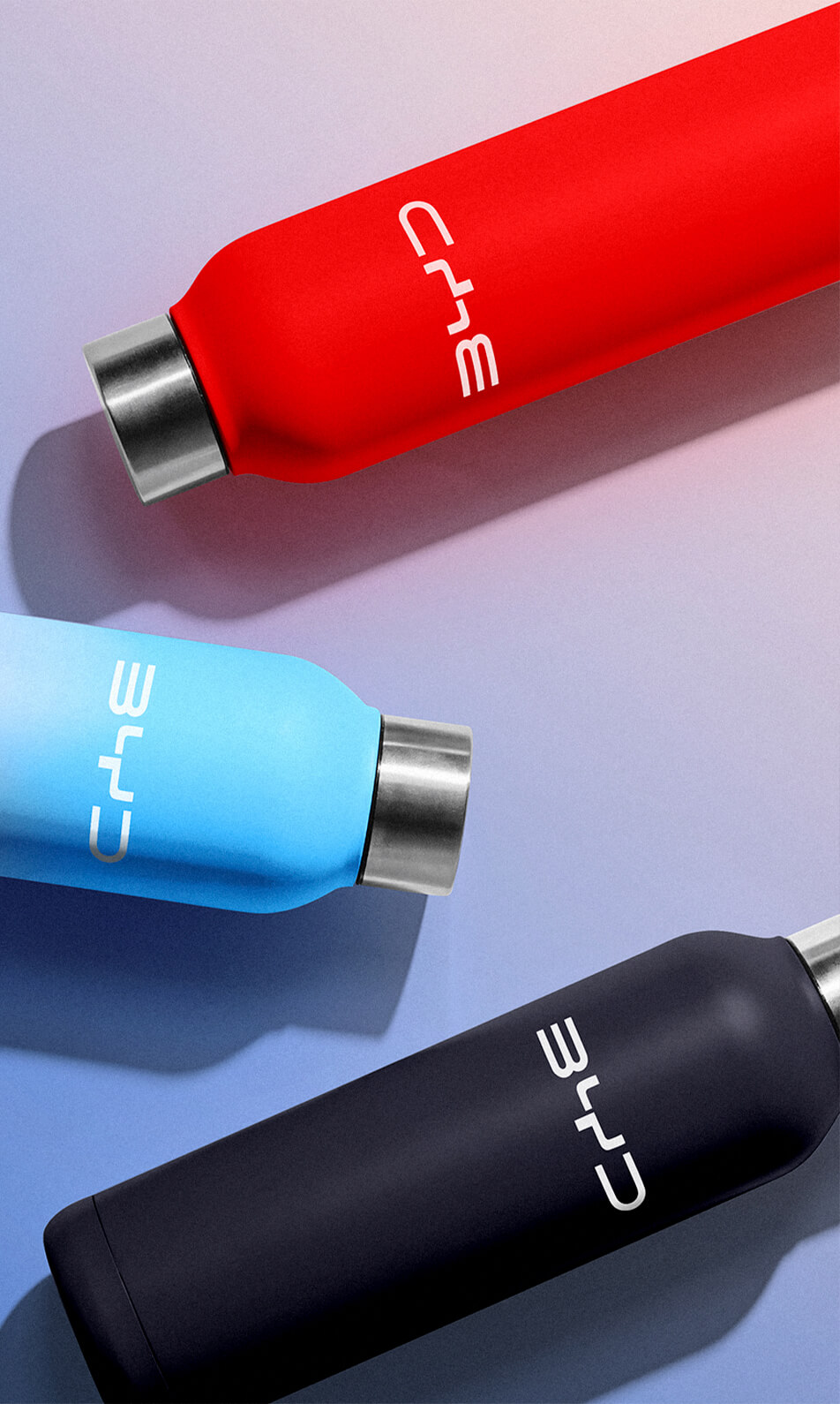 Imagen de tres botellas de agua metalizadas con el logo de BYD en blanco, una en rojo mate, otra en negro mate y la última con un degradado de azul a rosa, diseñadas con una tapa plateada