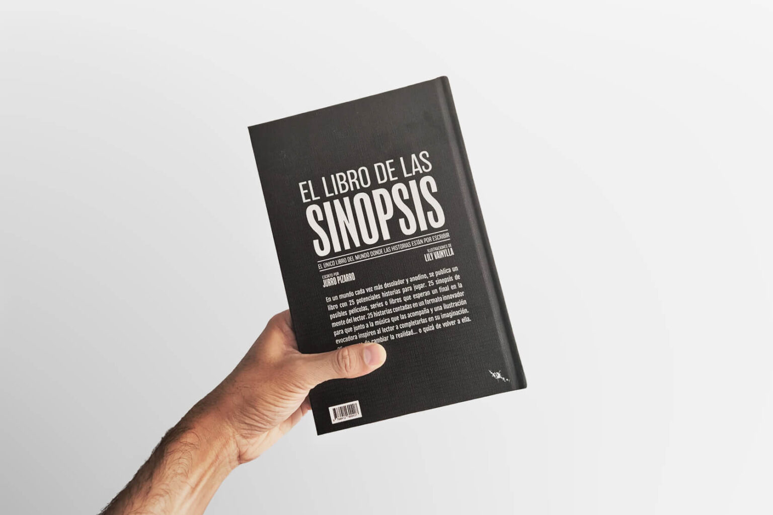 Contraportada de 'El Libro de las Sinopsis' sostenido por una mano, sobre fondo blanco