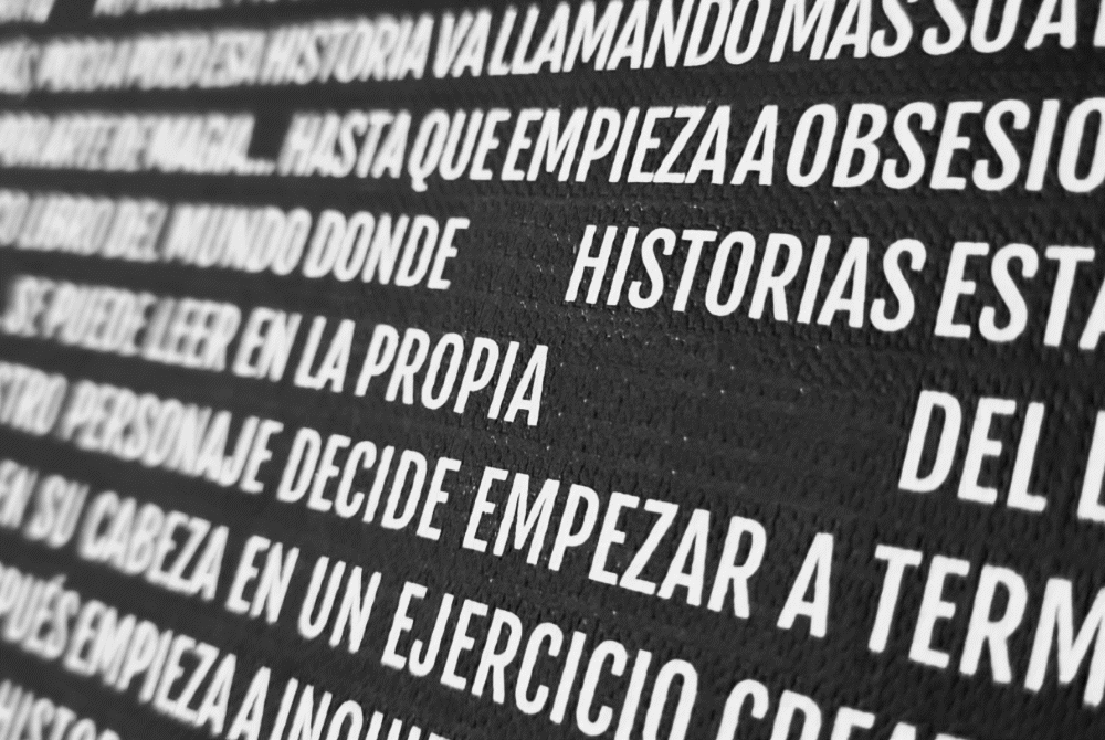 Portada del 'El Libro de las Sinopsis', donde las palabras que conforman el título aparecen y desaparecen para enfatizar el mensaje