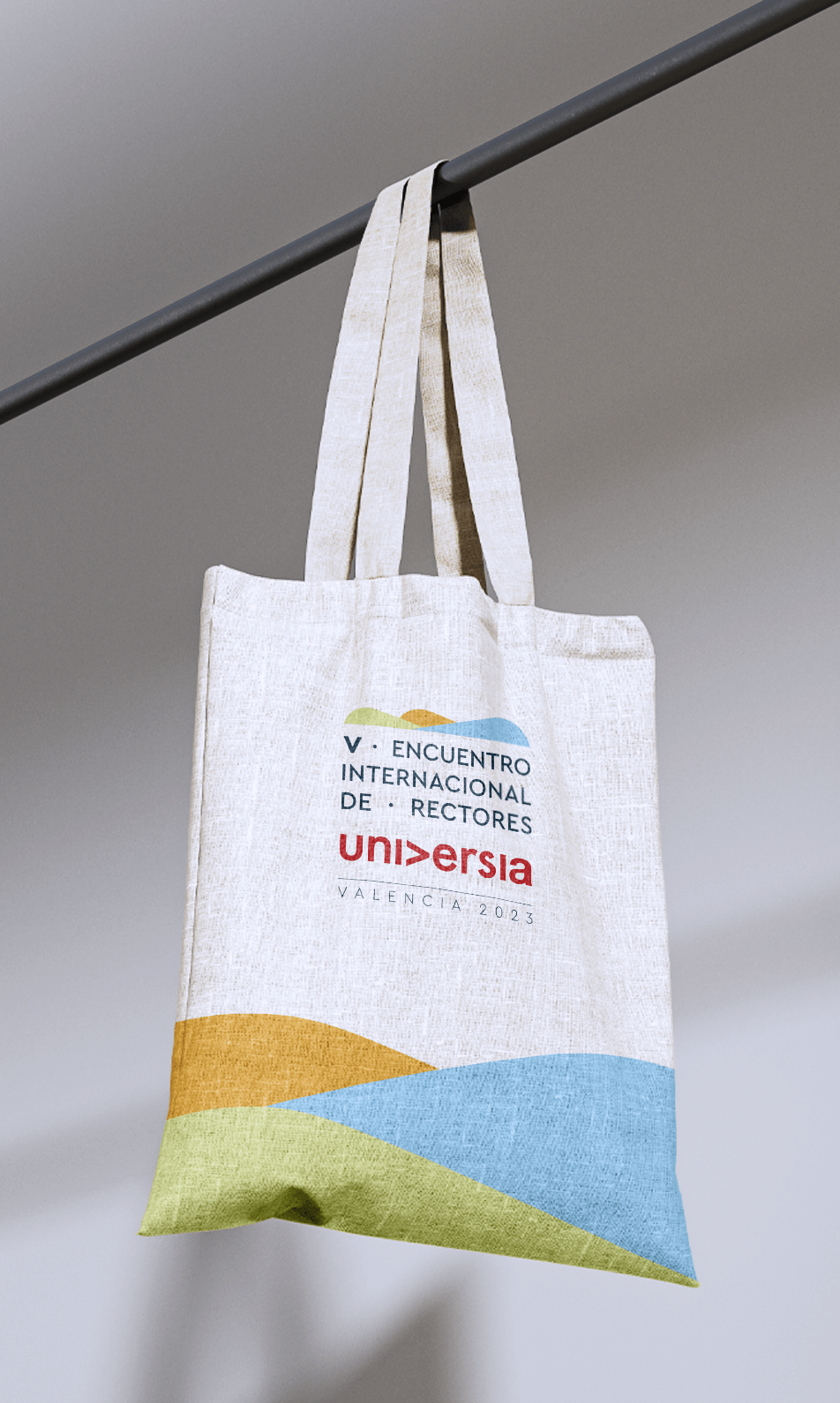 Bolsa de tela o tote bag del V Encuentro Internacional de Rectores Universia 2023 con logotipo y diseño sostenible