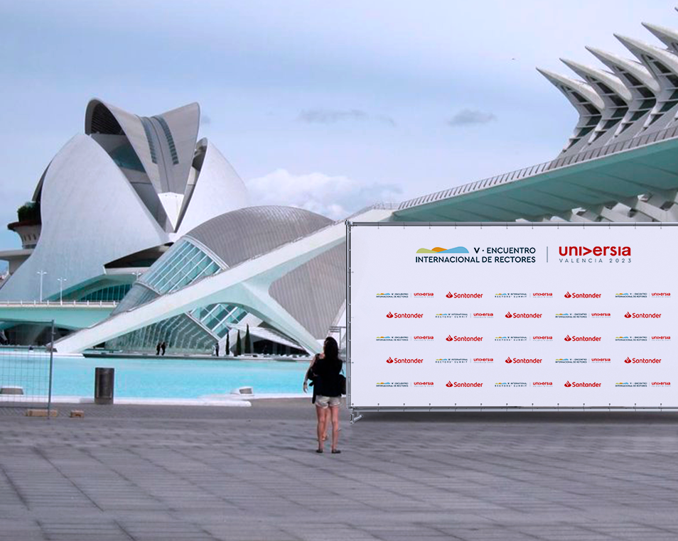 Photocall del V Encuentro Internacional de Rectores Universia 2023 en Valencia, con el Museo de las Artes y las Ciencias como fondo.