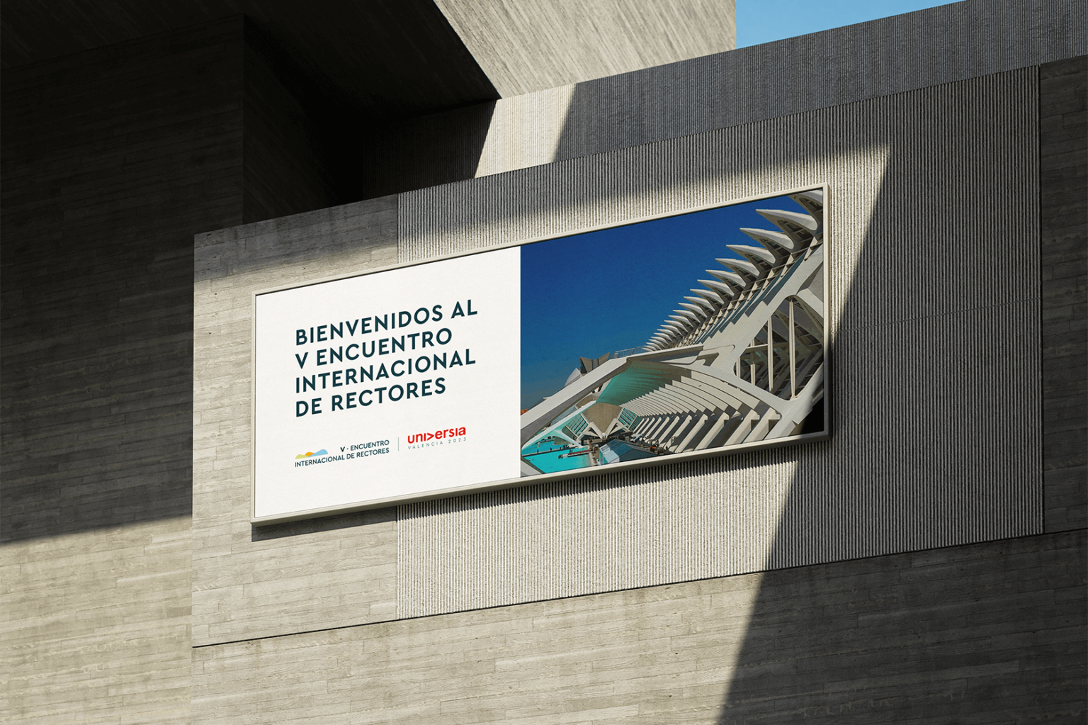 Cartel de bienvenida del V Encuentro Internacional de Rectores Universia 2023 en Valencia, mostrando un mensaje de bienvenida junto a una imagen del Museo de las Artes y las Ciencias